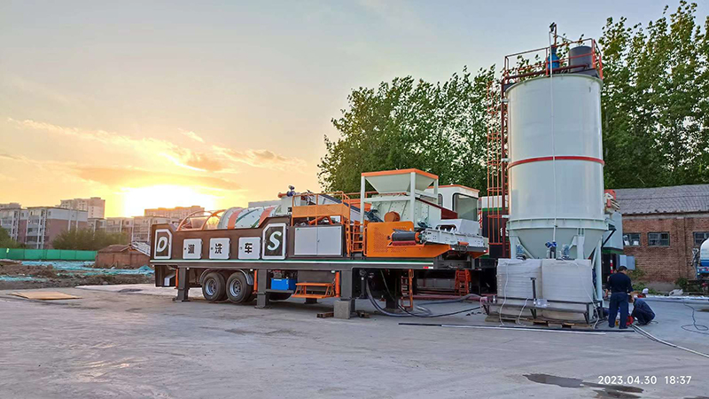 國內(nèi)首臺套移動式土壤淋洗修復(fù)裝備.jpg 國內(nèi)首臺套移動式土壤淋洗修復(fù)裝備
